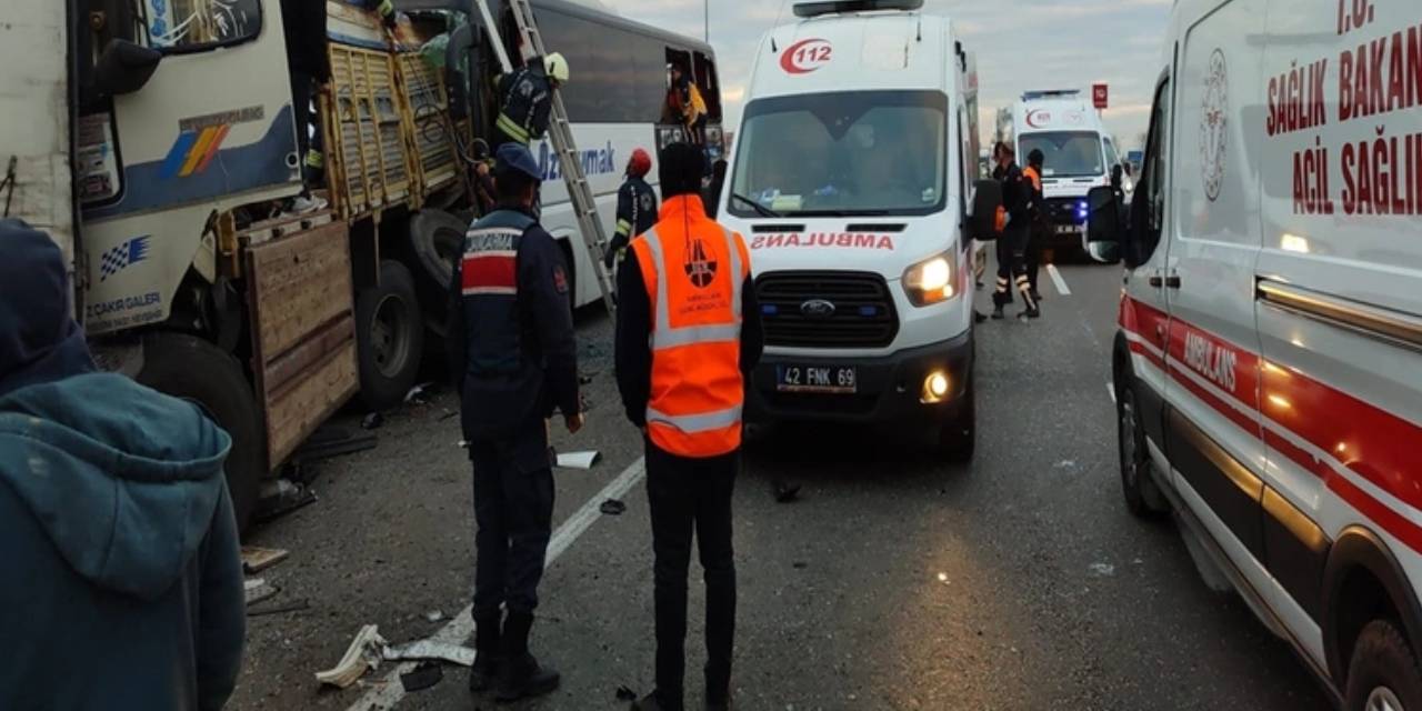 Yolcu otobüsü tıra çarptı! Ölü sayısı arttı
