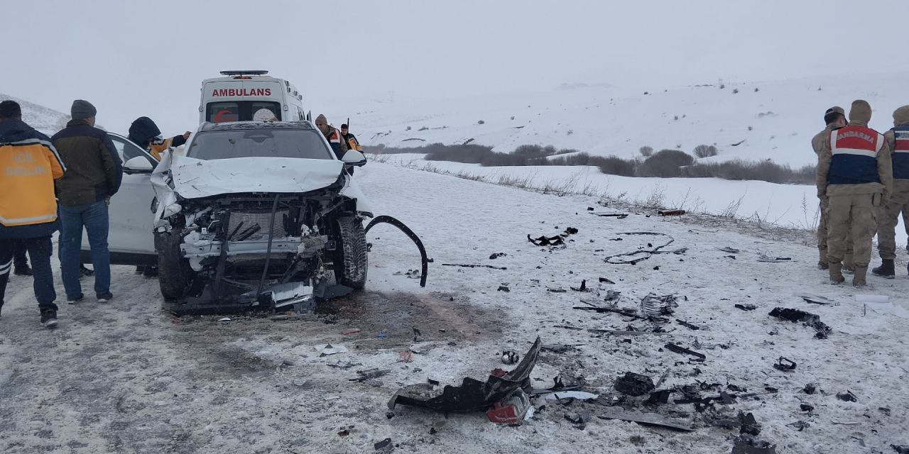 Erzurum'da kayganlaşan yolda kaza! 2 ölü 3 yaralı kar ve buz facia getirdi