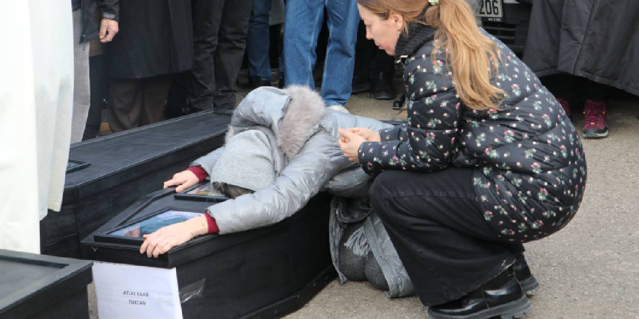 Bir annenin en acı günü: Oğullarının tabutunun başından kalkamadı