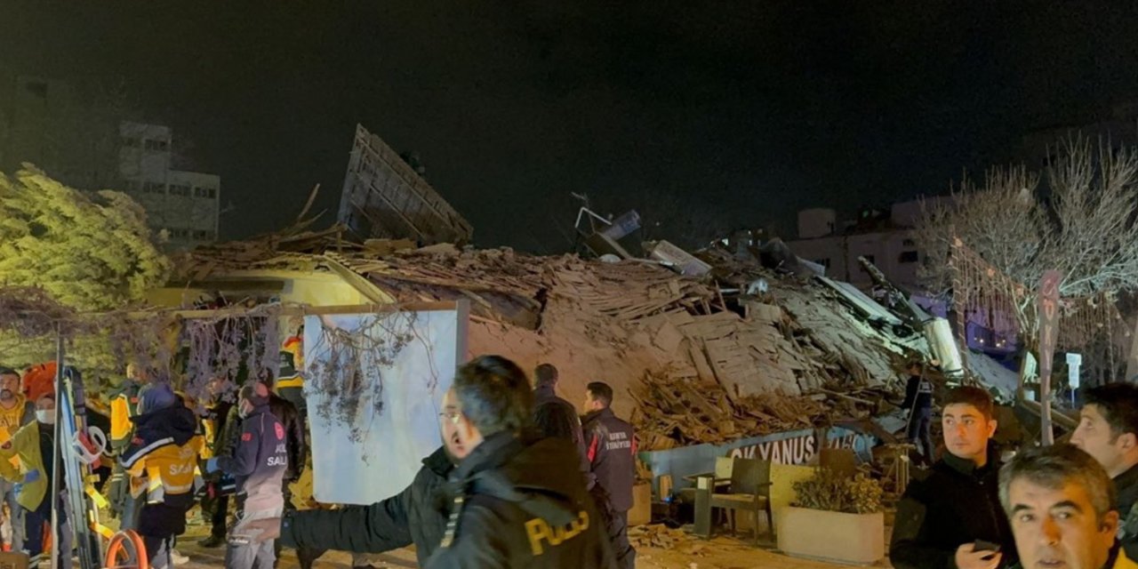 Konya'da 3 katlı apartman çöktü