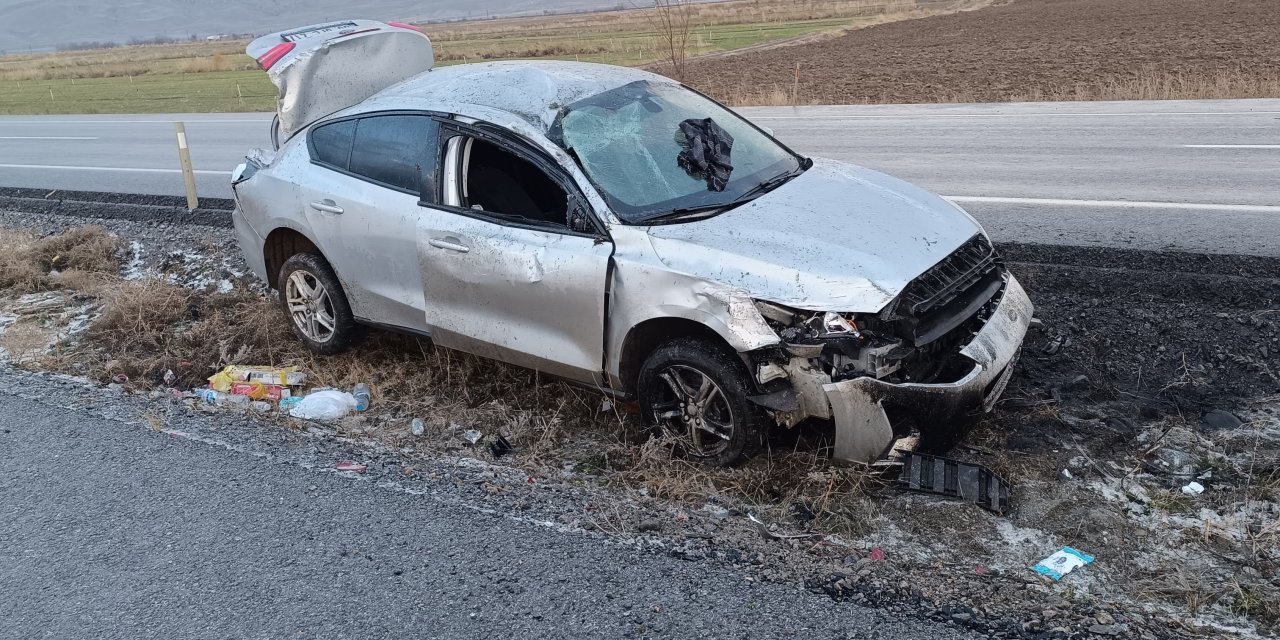 Niğde yolunda otomobil refüje düştü