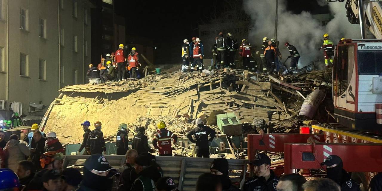 Enkaz altında kalmaktan anahtarı sayesinde kurtulmuş