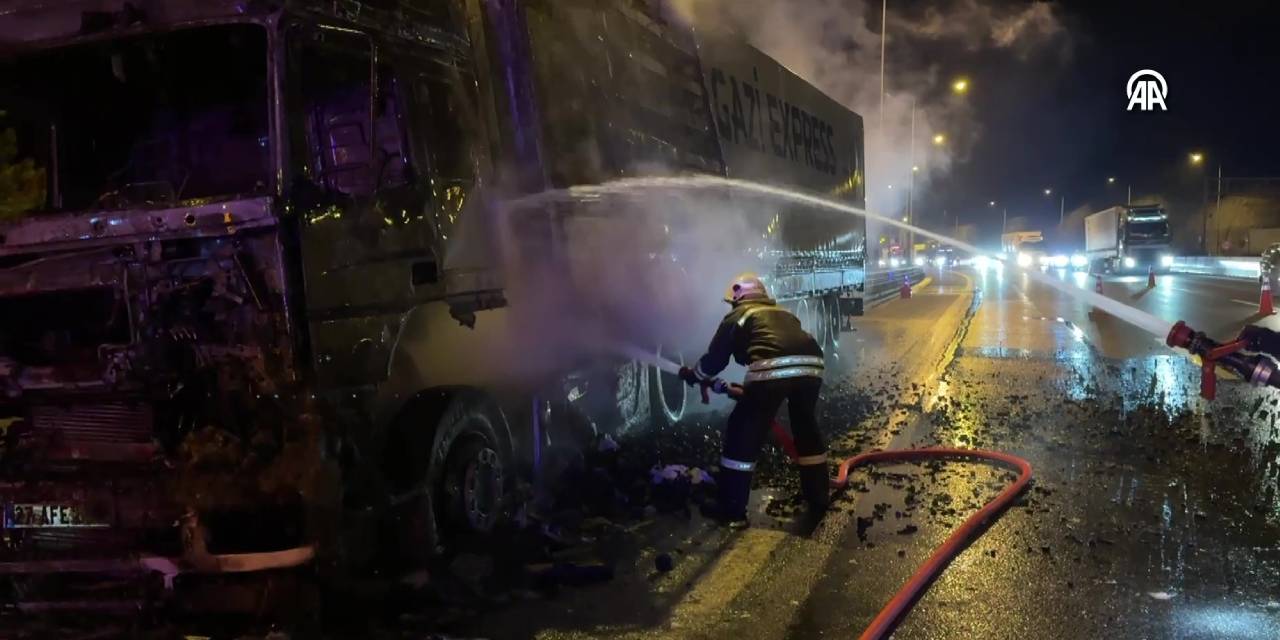 Kömür yüklü TIR tünel girişinde alev alev yandı