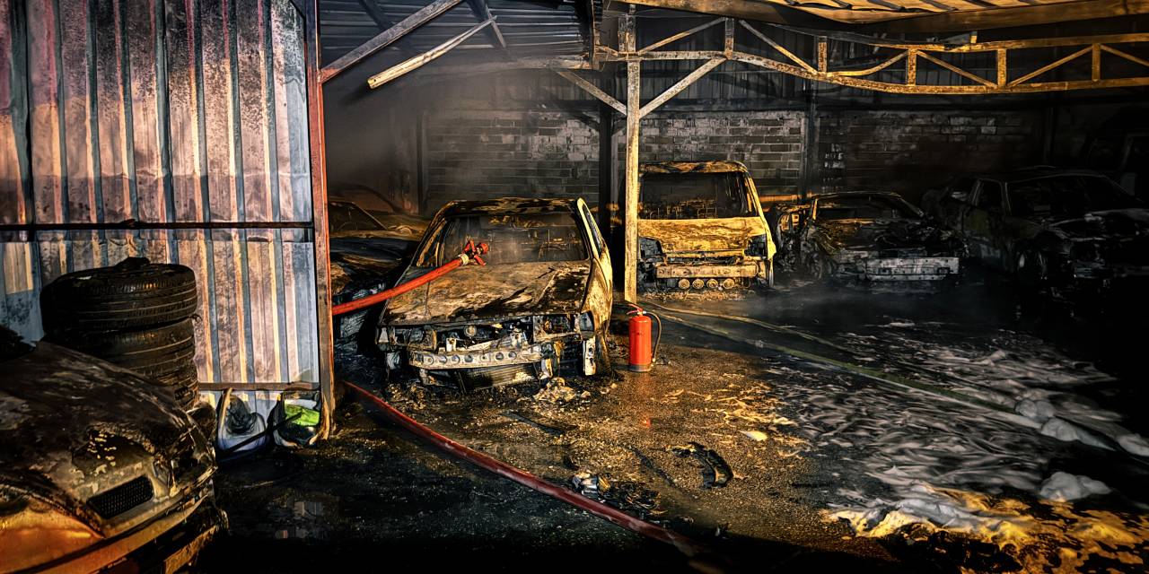 Bursa'da oto galeride çıkan yangında araçlar küle döndü. Sabotaj ihtimali var