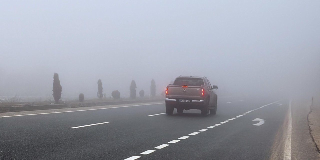 Kastamonu'nun üzerinde dolaşan sis bulutu görüşü düşürdü