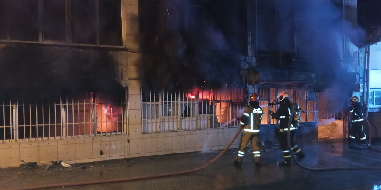 Tekstil atölyesi alev alev yandı