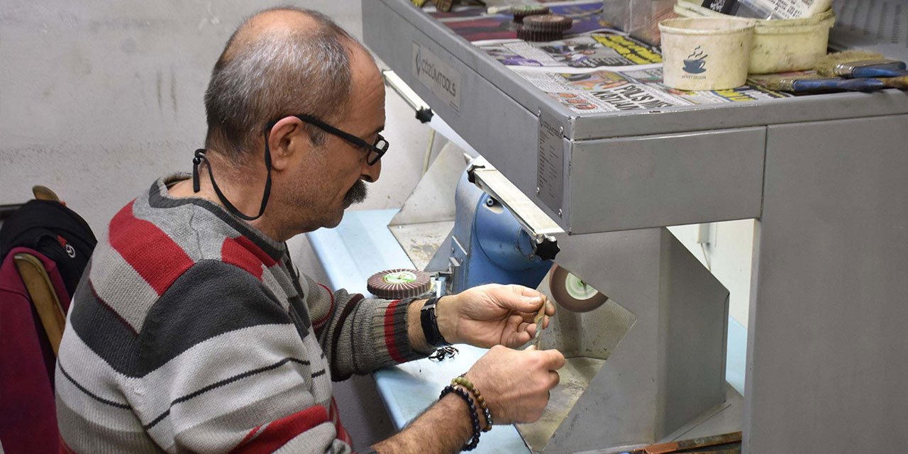 Bakırı takıya dönüştürerek geleneksel mesleğine değer katıyor