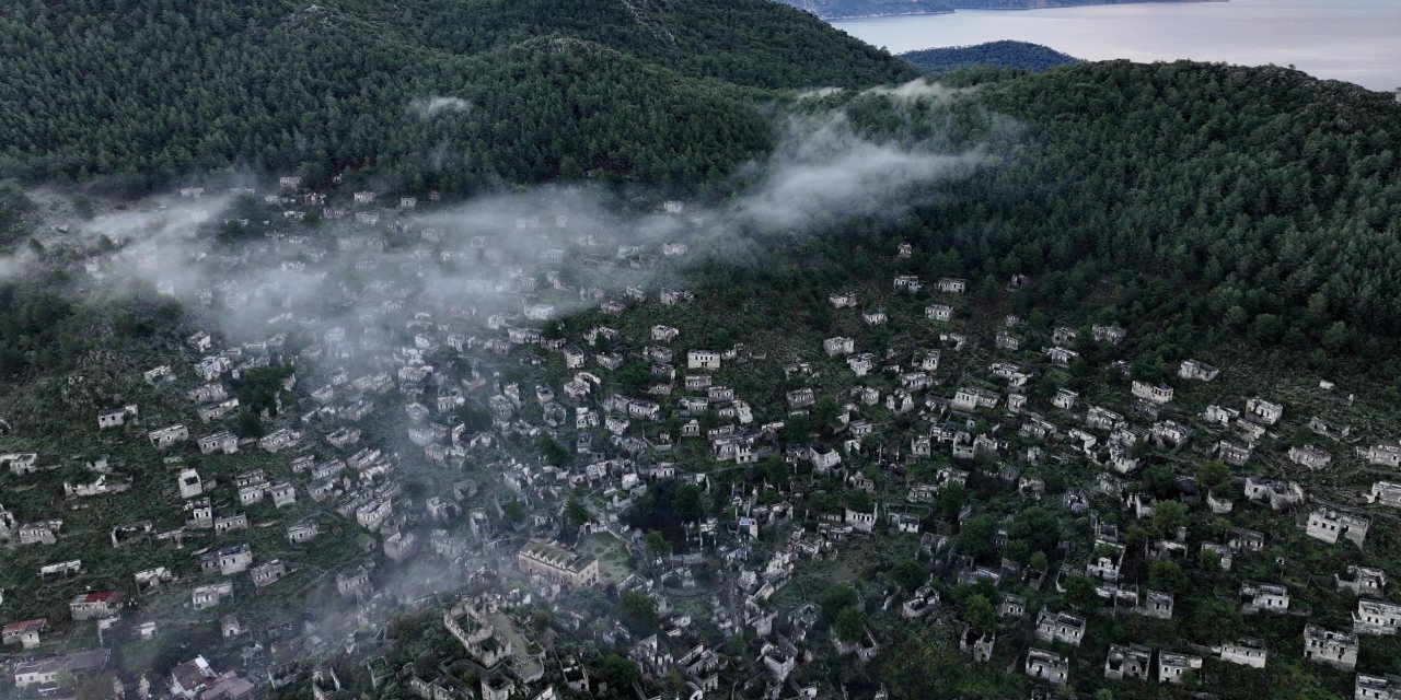 Hayalet köyü sis kapladı! Film sahnelerini aramayan fotoğraflar bilin bakalım hangi ilimizden
