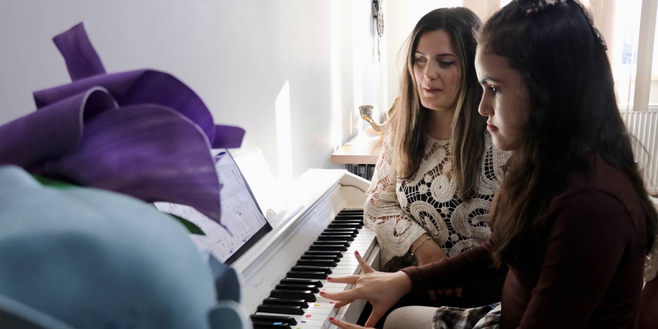 Otizmli Hira bu yöntemle piyano çalmayı öğrendi