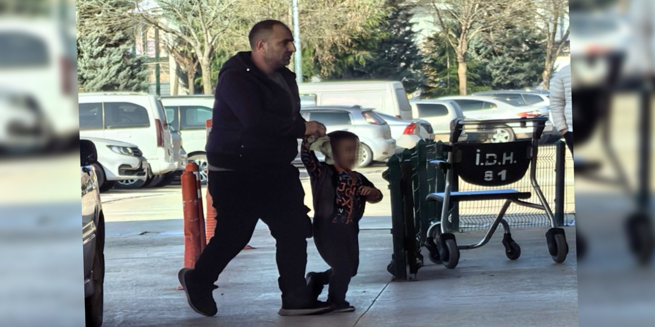 3 yaşındaki çocuğun eli demir kapıya sıkışıp koptu