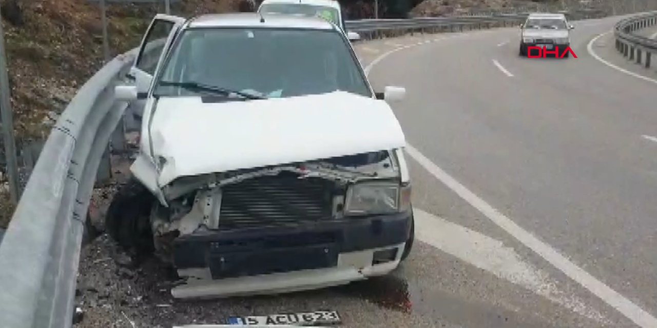 Anne ile 3 çocuğunun içinde olduğu araç bariyere çarptı