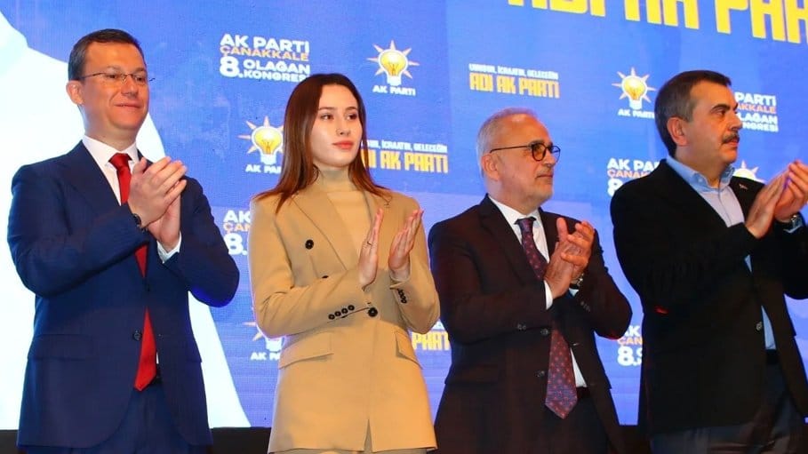 En genç belediye başkanıydı AKP'ye geçti