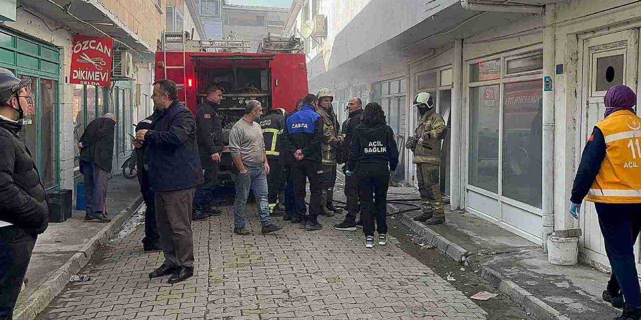 Şarjdaki aküler alev aldı! Depoda yangın çıktı