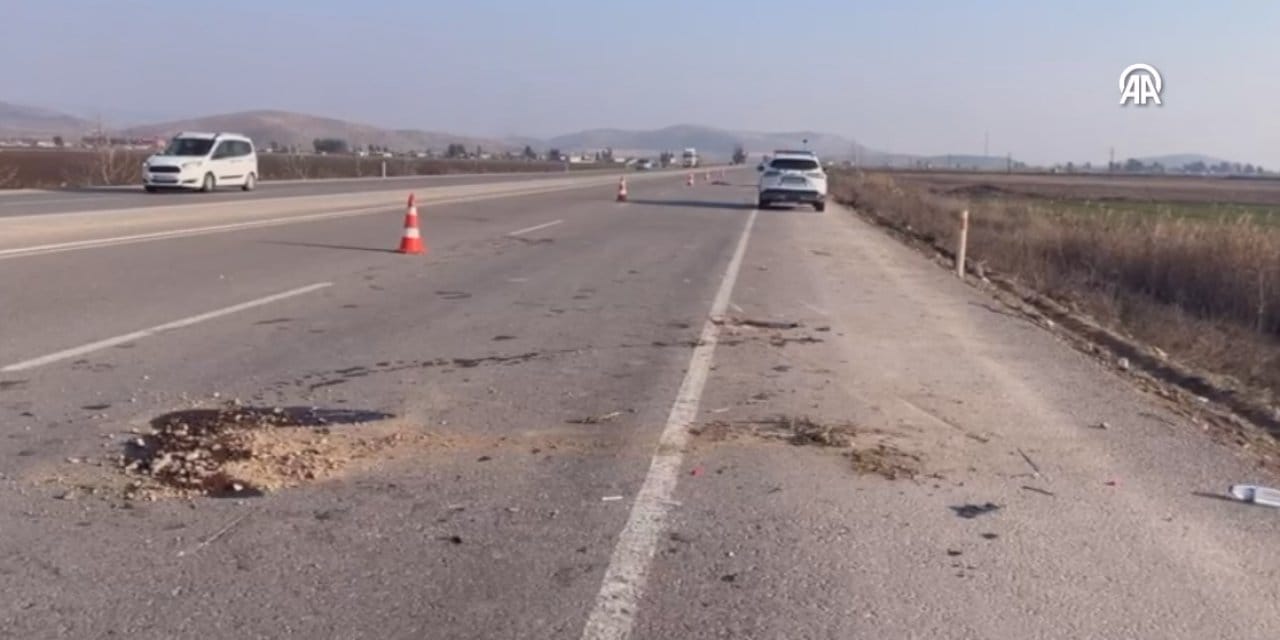 2 otomobil ve 1 motosikletin çarpıştı: 1 kişi öldü 8 kişi yaralandı