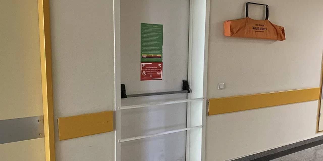 Hastanede yangın merdiveni plastik kablo ile kapatıldı