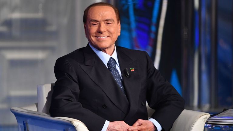 Berlusconi taburcu oldu: Yine paçayı kurtardım