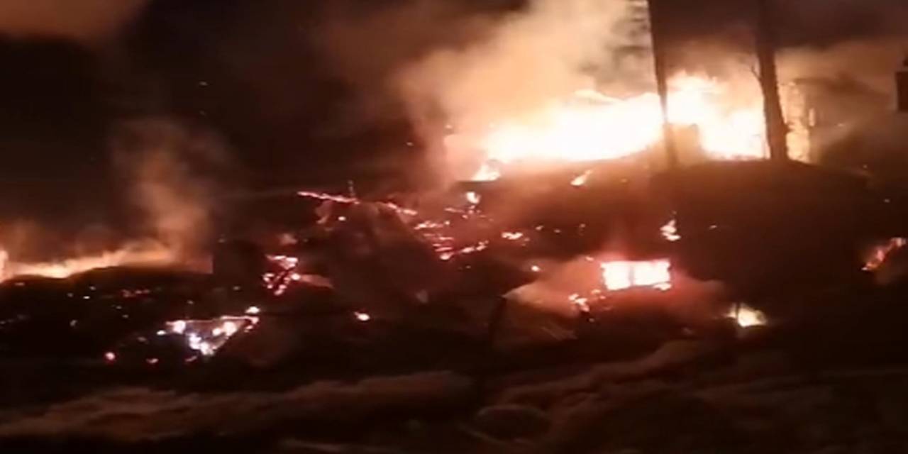 Erzurum'da yangın! 10 ev, 5 ahır ve 3 depo...