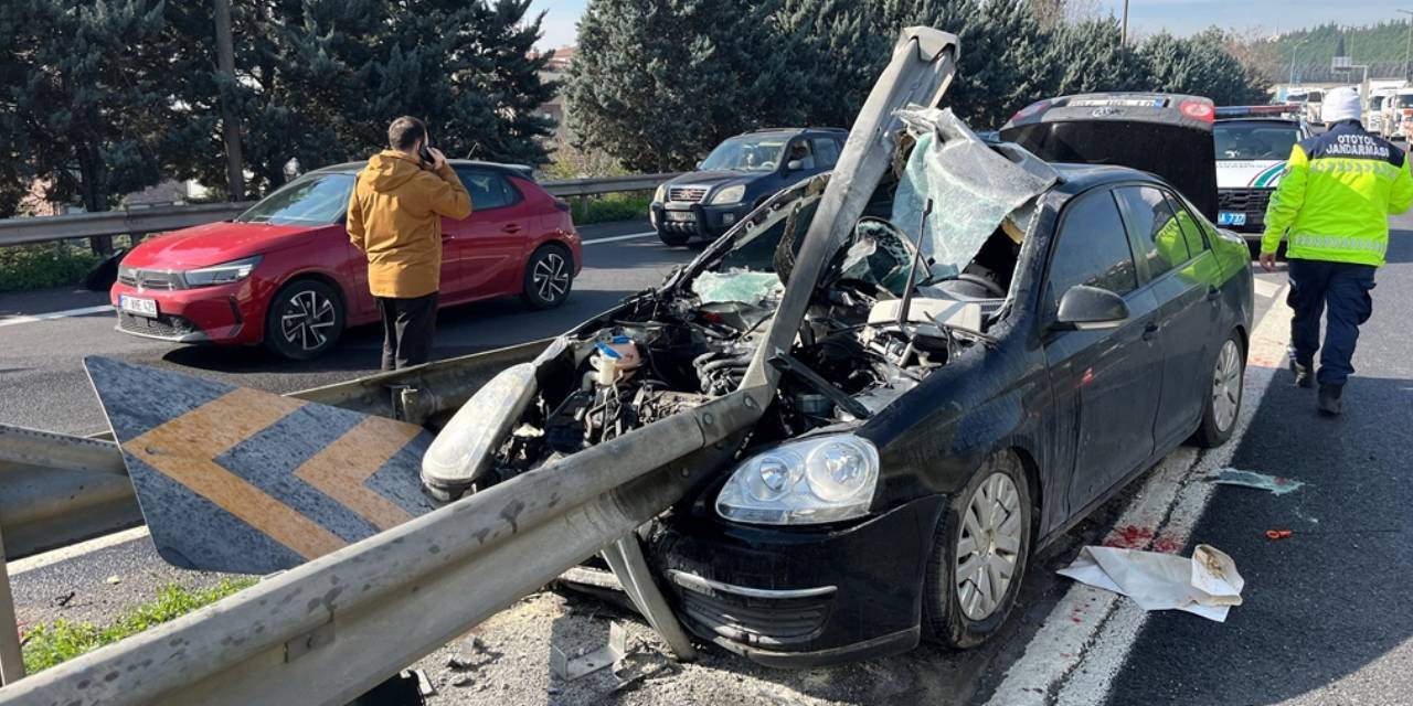 TEM'de feci kaza! Otomobil bariyerlere saplandı: Yaralılar var