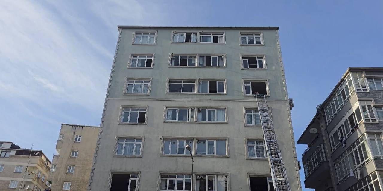 Duvarlarında çatlaklar oluşan 7 katlı bina tahliye edildi