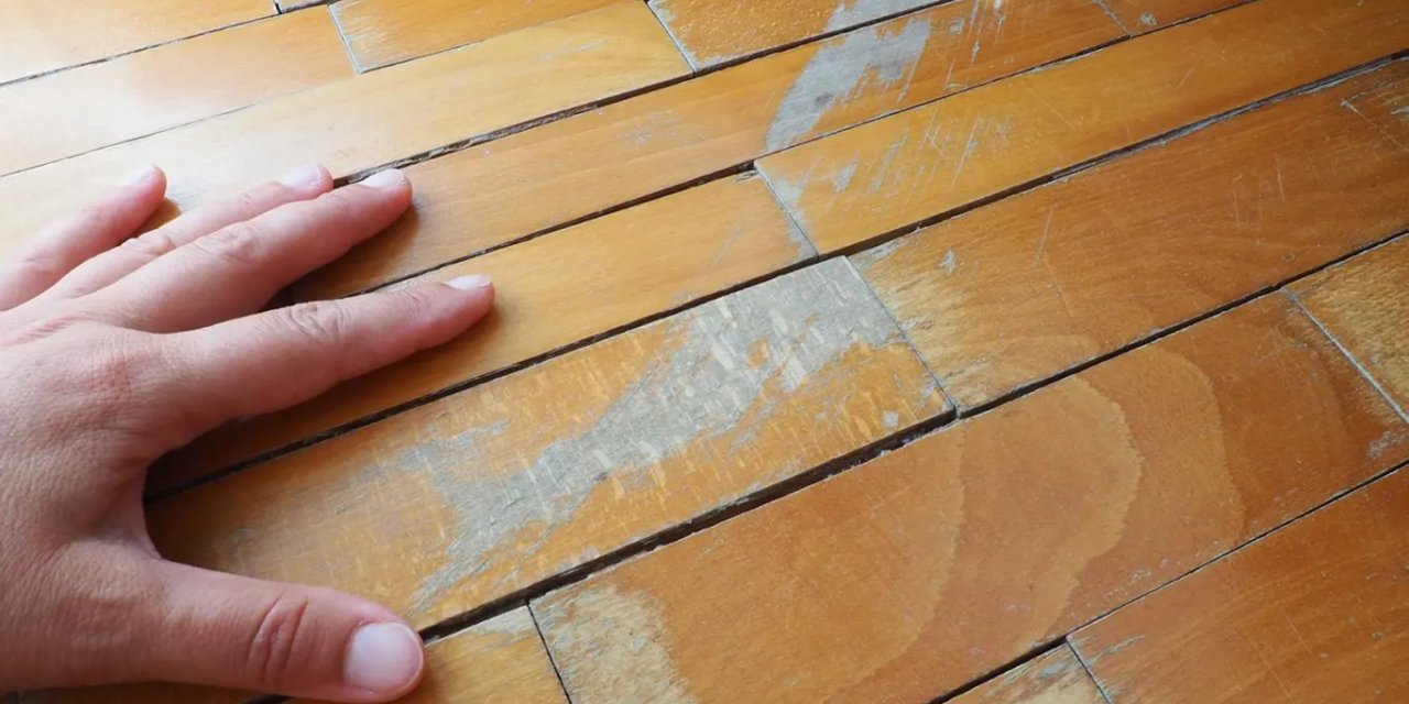 Yerdeki çizikler gözlerinizin önünde kayboluyor! Bu karışımla ovmanız yeterli