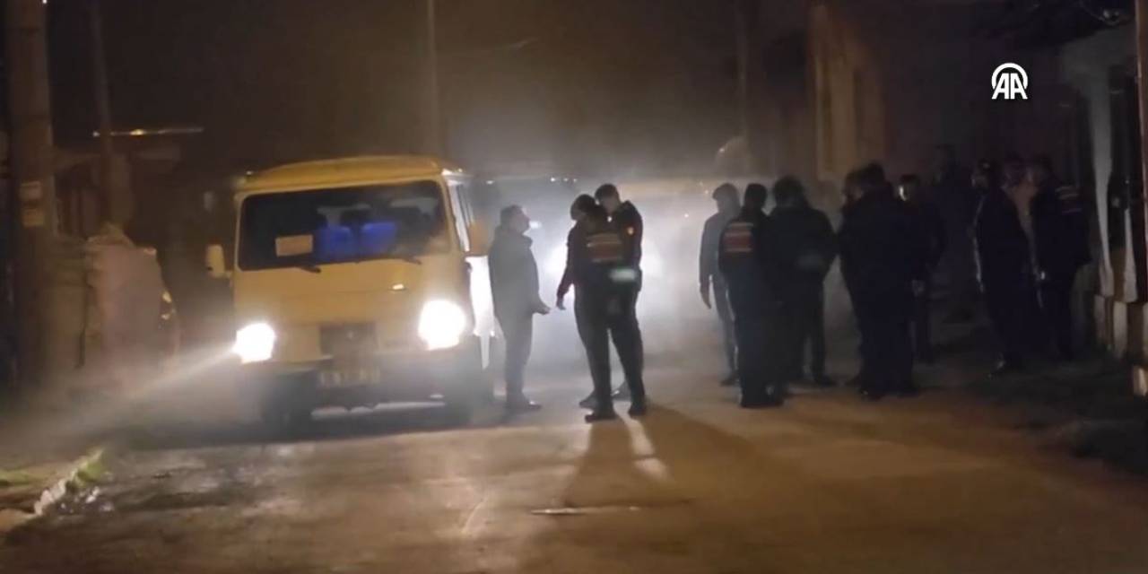 Baba iki çocuğunu bıçakla rehin aldı