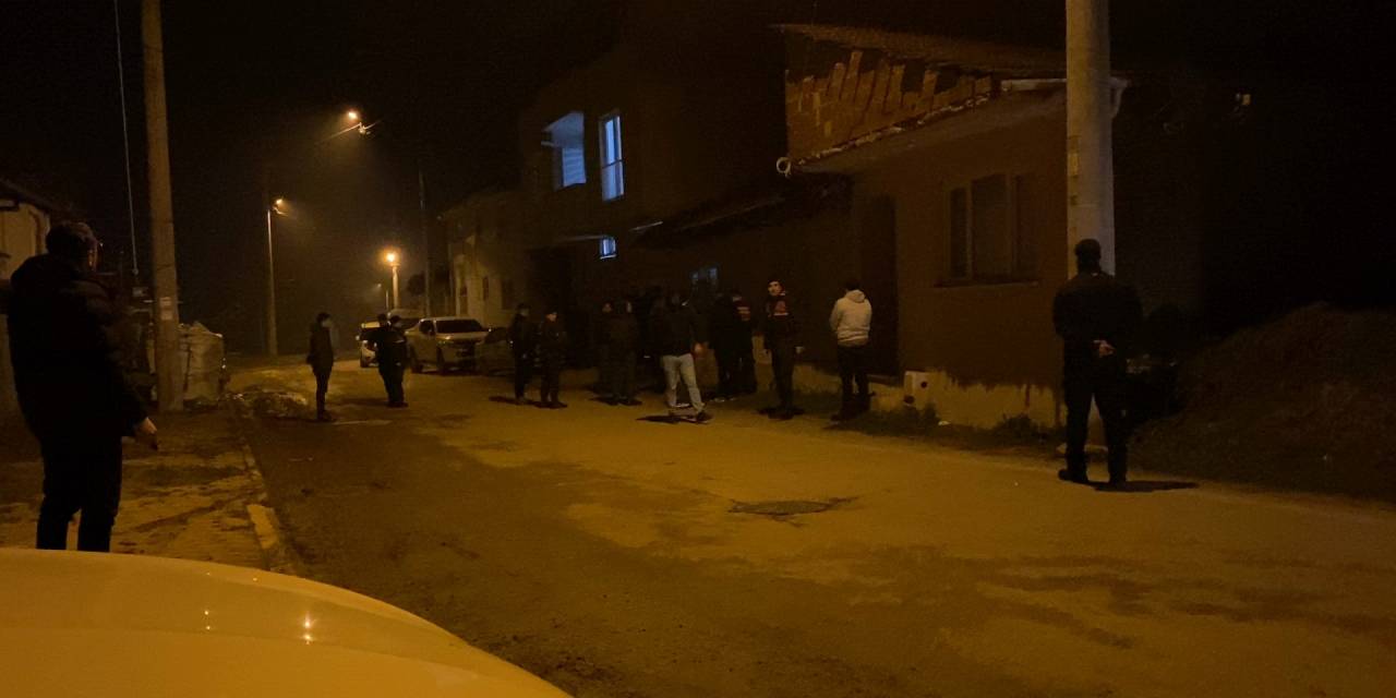 Kendini eve kapatan kundakçı saatlerdir ikna edilmeye çalışılıyor