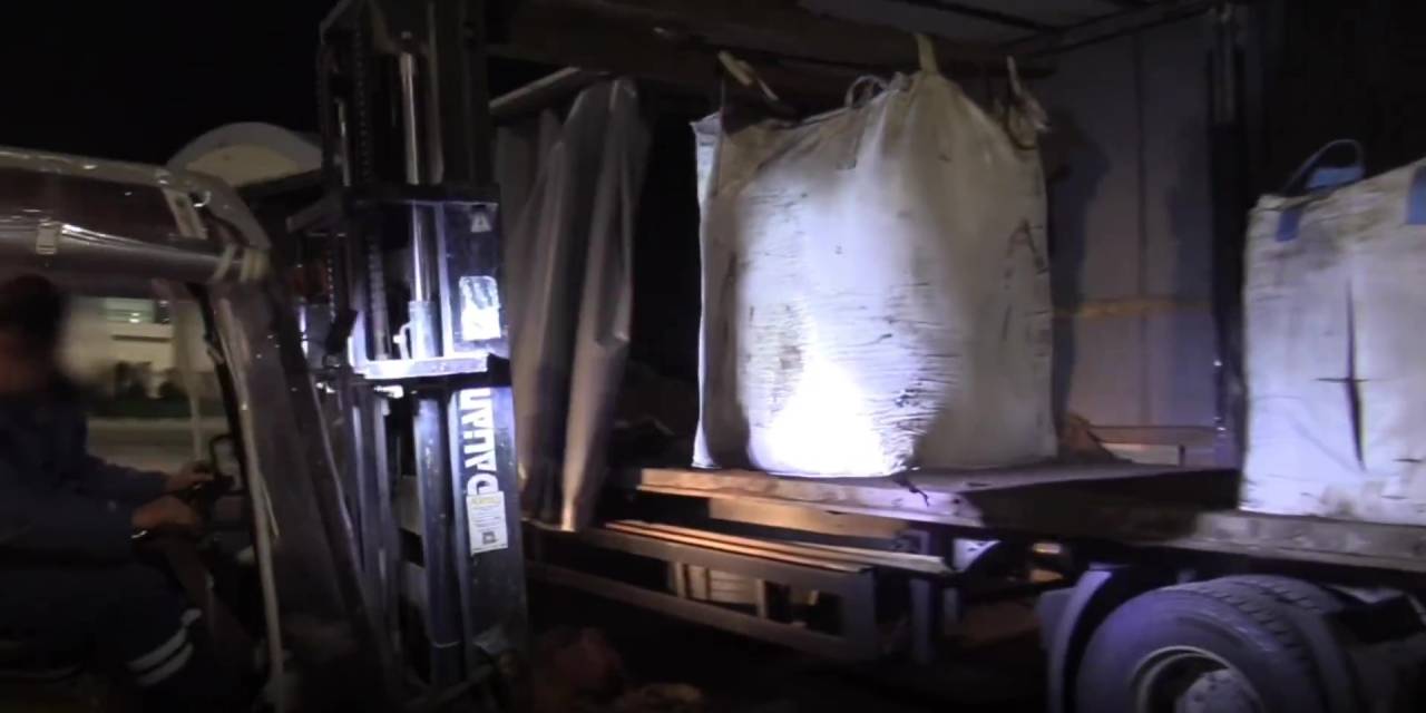 870 kilo uyuşturucuyu gümrükten geçirirken yakalandılar