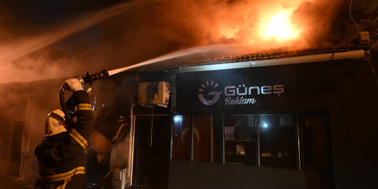 Çakmakçıda çıkan yangın 5 dükkanı kullanılamaz hale getirdi