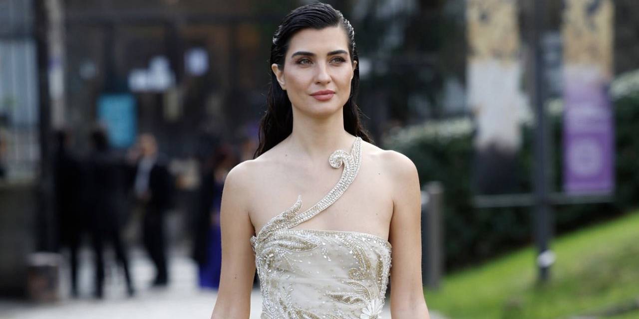 Tuba Büyüküstün Paris'te mankenleri gölgede bıraktı