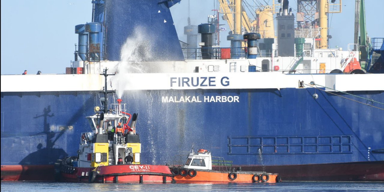 Samsun Limanı'nda gemi yanıyor