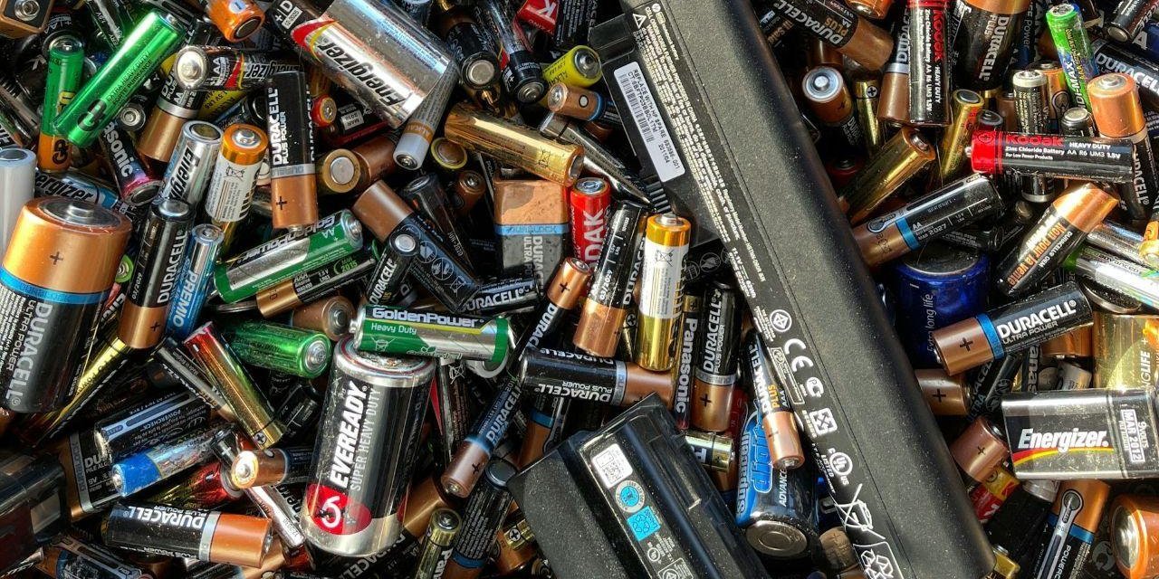 Elektrik sorununu atılmış dizüstü bilgisayar pilleriyle çözdü, sekiz yıldır böyle yaşıyor