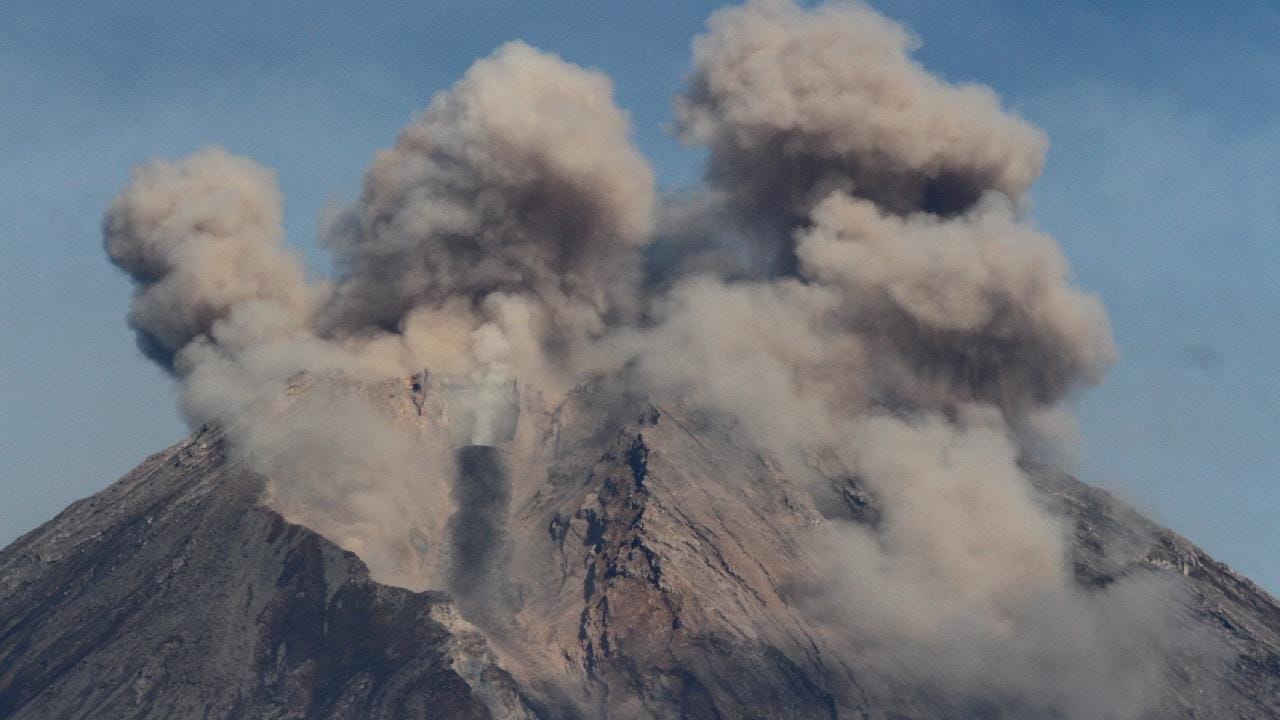 Semeru Yanardağı patladı. Küller 4 bin 776 metreye ulaştı