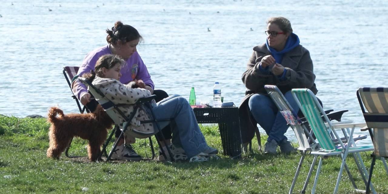 İstanbul'da güneşli havayı gören vatandaşlar sahillere akın etti