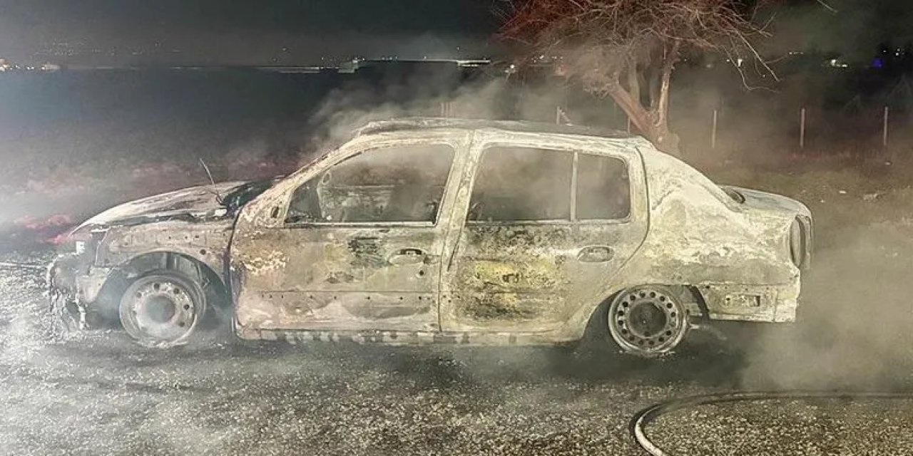 Yanan otomobilde  bir kişinin cansız bedeni bulundu