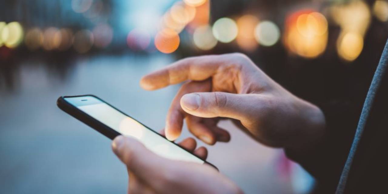 Cep telefonunu ödünç verdi, 235 bin TL dolandırıldı!