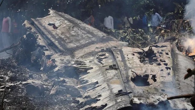 Yolcu uçağı düştü! En az 18 ölü var