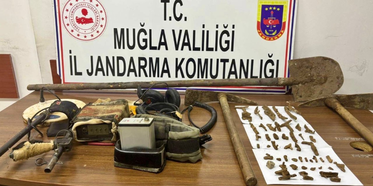 Muğla'da kaçak kazı yaparken jandarmaya yakalandılar