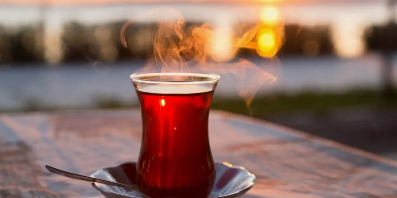 Çaykolikleri üzecek haber: Bardak bardak plastik içiyormuşuz