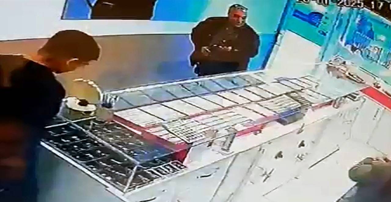 Tüfeği alıp kuyumcuya daldı!
