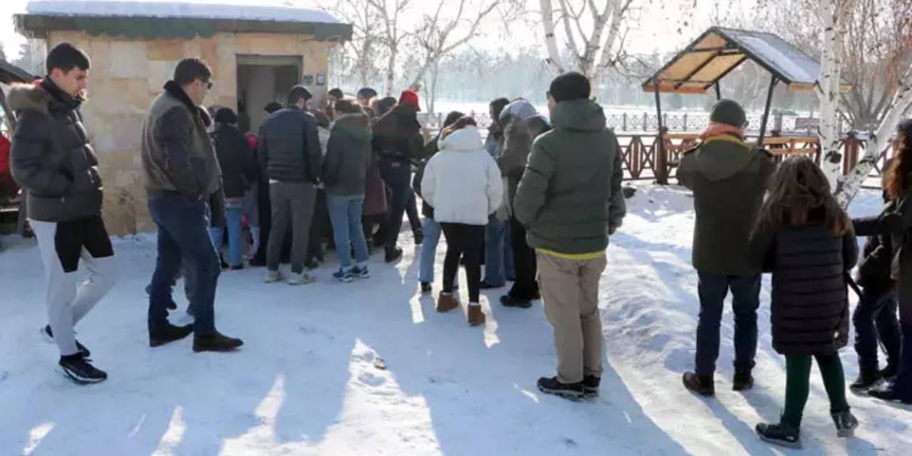 Vatandaşlar kuyruğa girdi! Saati 100 lira