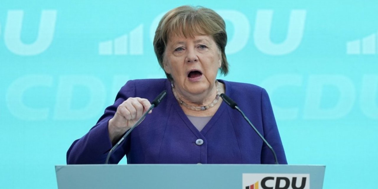 Merkel göç önergesinin aşırı sağcı oylarla onaylanmasını eleştirdi