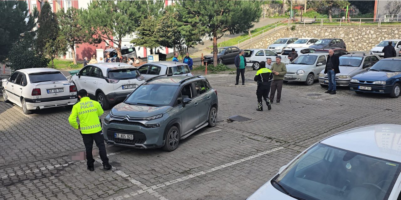 Aracı park ederken fren yerine gaza bastı çarptığı kocasını ağır yaraladı
