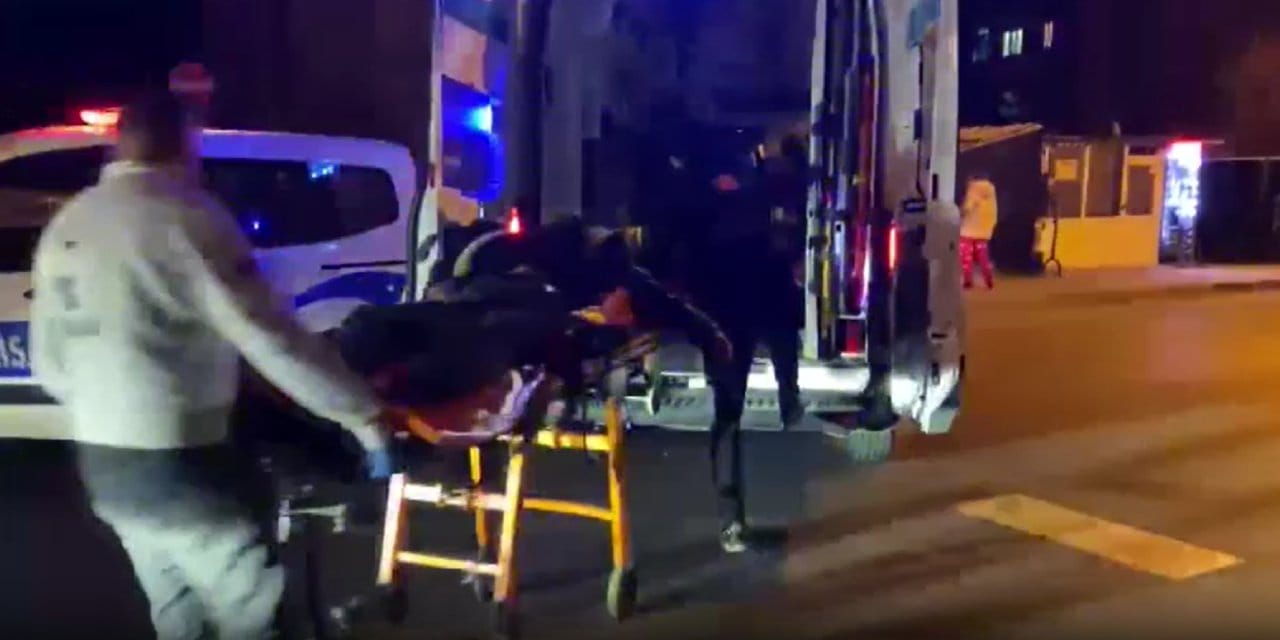 Mekanda kavgayı bitirip dışarda baba oğul saldırdılar