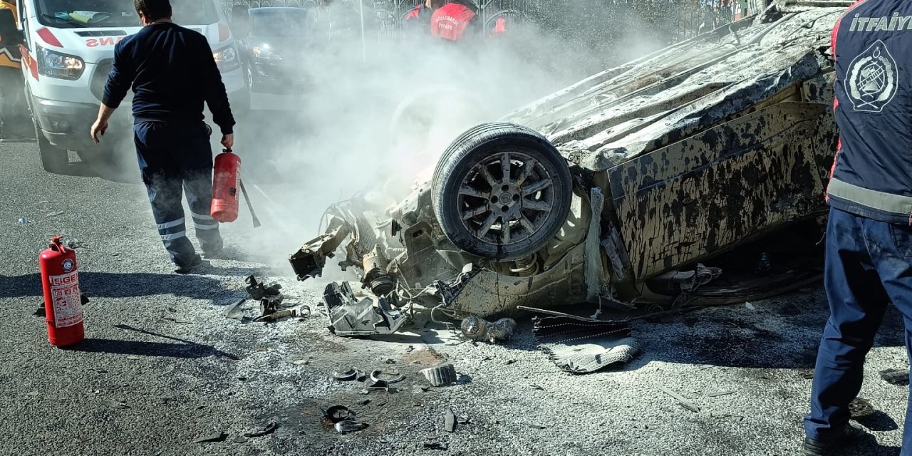 Lastiği patlayınca takla atıp refüje vurdu: 3’ü ağır 5 yaralı