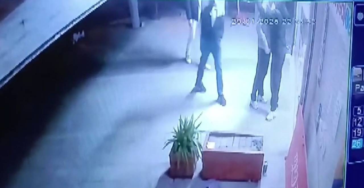 Yeni silahını gösterirken arkadaşını öldürdü