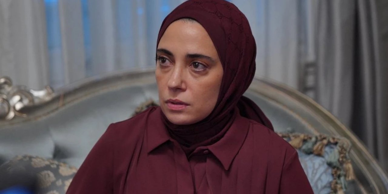 Kızılcık Şerbeti'nin ünlü oyuncusu Karakoç annesiz geçen çocukluğunu anlattı