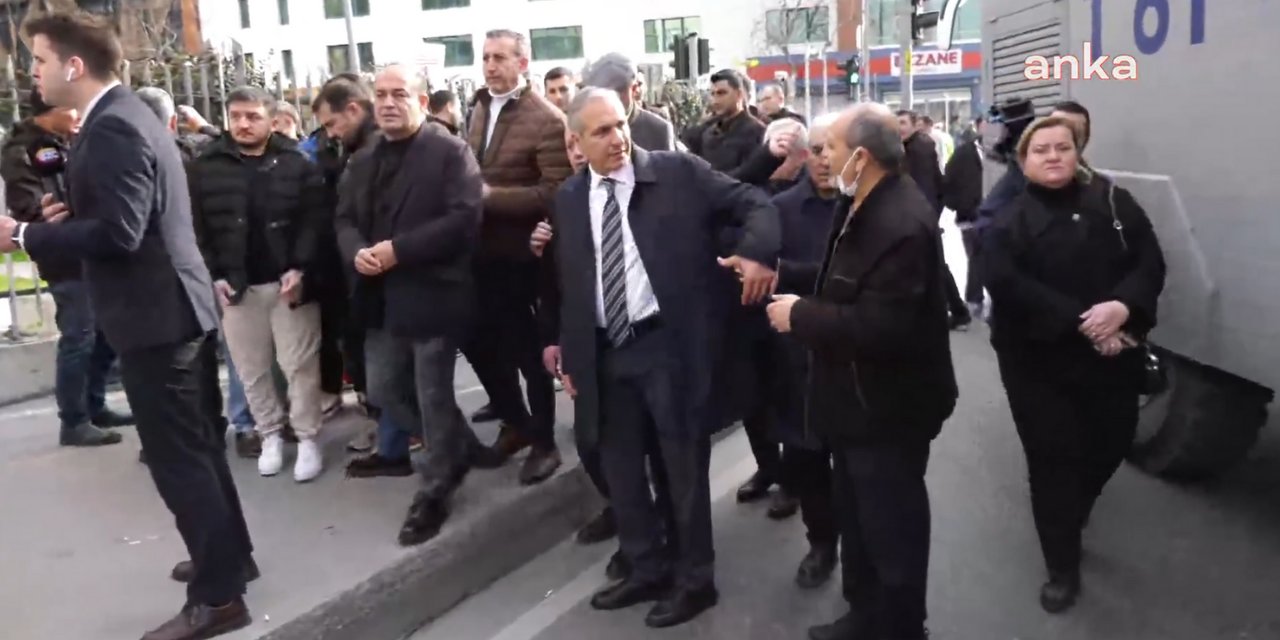 Özgür Karabat'tan adliye önünde tepki