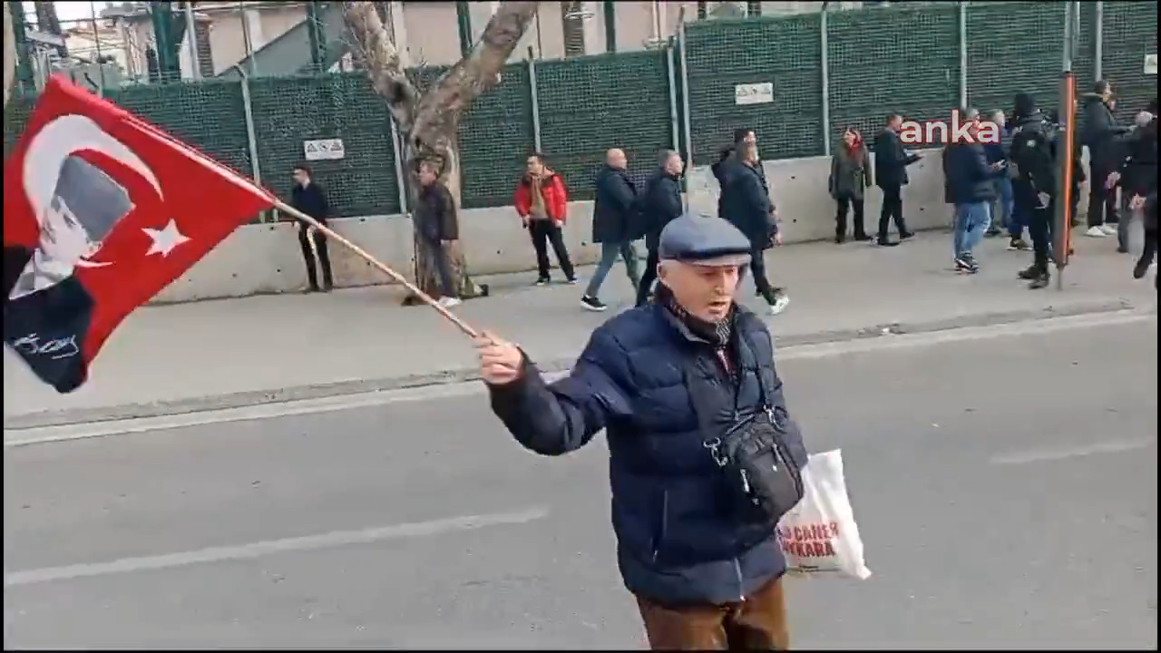 Atatürk’lü Türk bayrağı taşıyan amca polis müdahalesinin ortasında kaldı