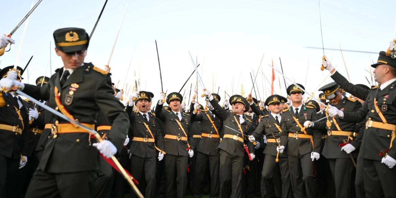 Atatürkçü teğmenlerin ihracı kararı avukatlardan önce kamuoyuna açıklanmış