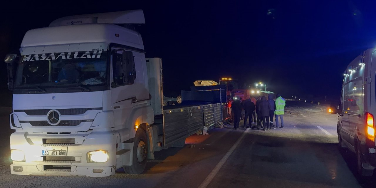 Göçmen kaçakçılığı yapan TIR devrildi: 1 ölü